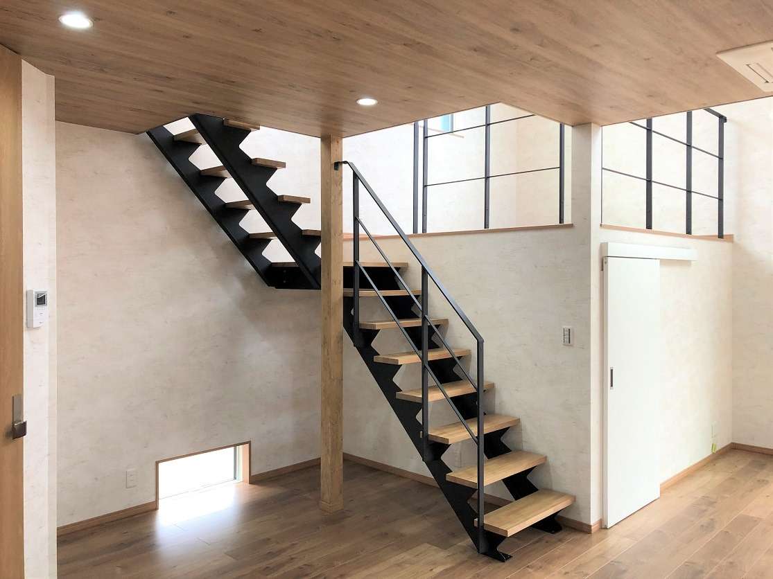 【和泉市】魅せる階段、「ストリップ階段」を採用した新築一戸建て