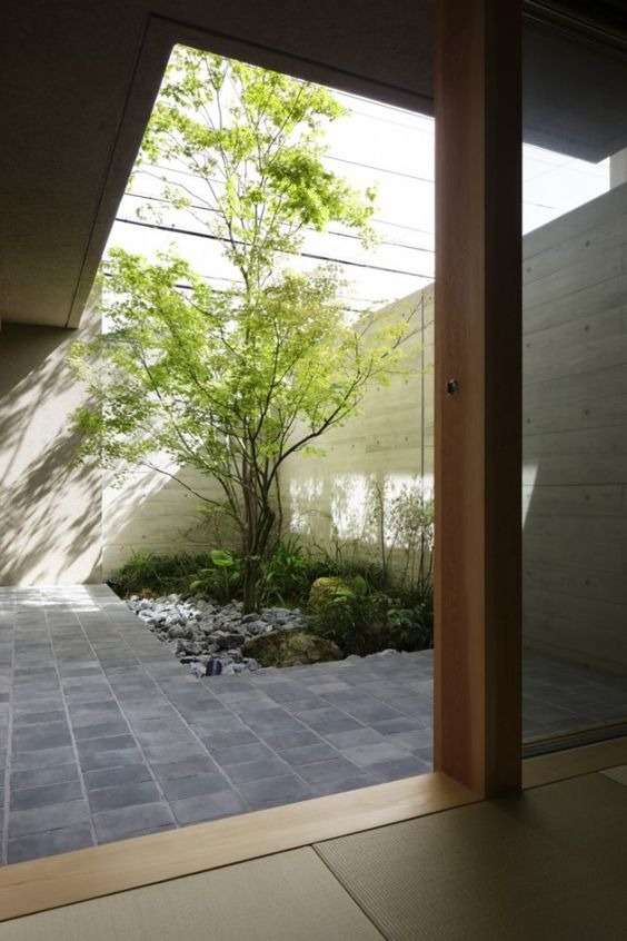 【和泉市】お部屋から見える坪庭があると、いろいろな効果が期待できますね。